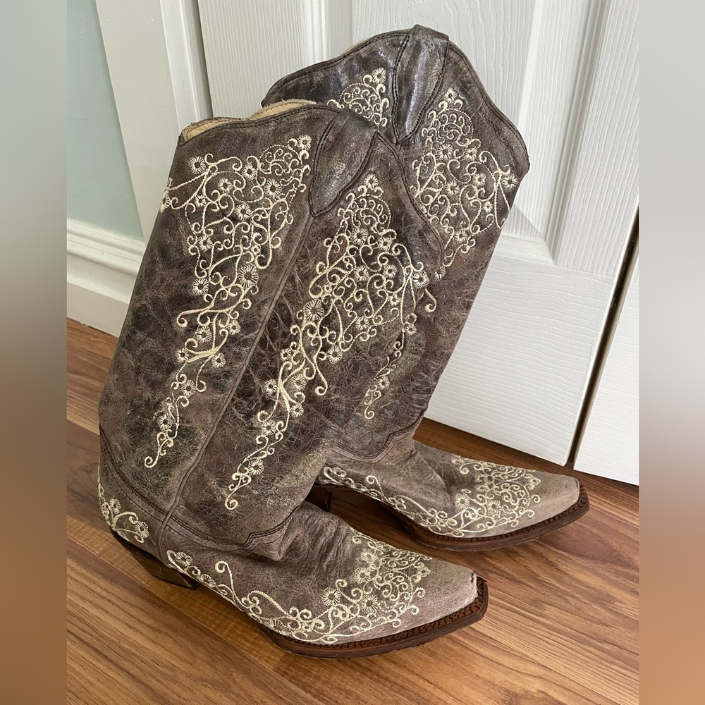 Corral embroidered women’s cowboy / cowgirl boots